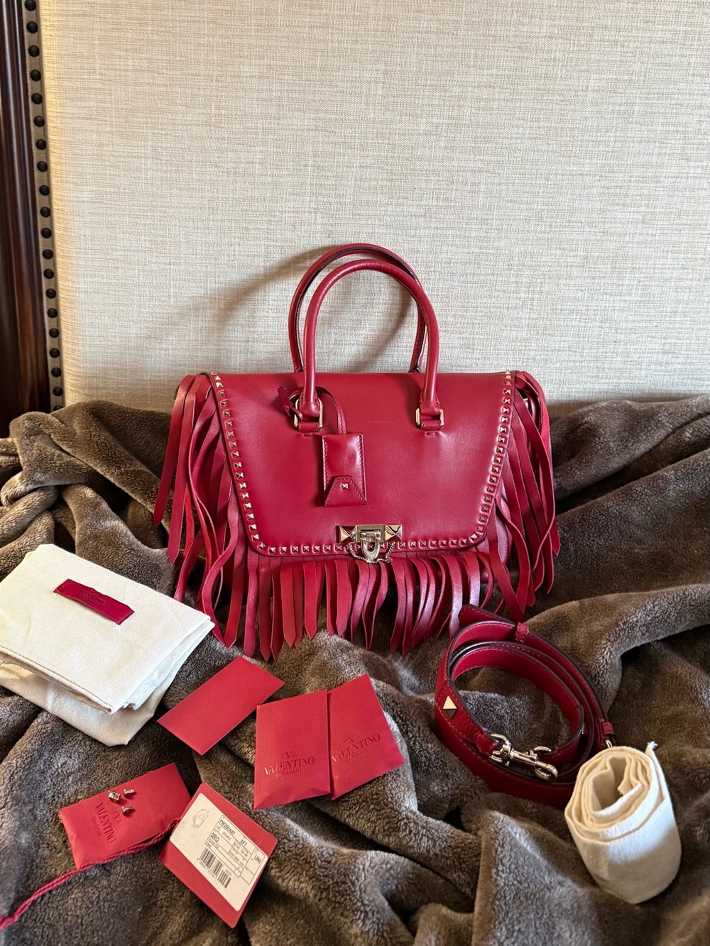 Valentino Garavani Rockstud Red
Medium Tote Bag Fringe Turn Lock Strap